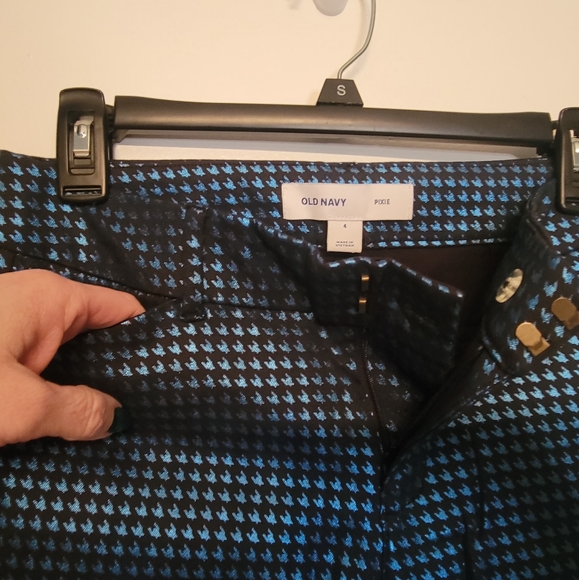 Old Navy Pixie Pants Size 4 - Picture 2 of 4